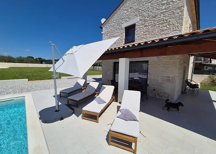 Stone Tonka Vila Pula