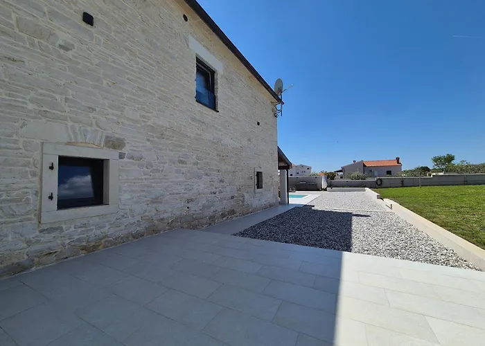 Stone Tonka Vila Pula