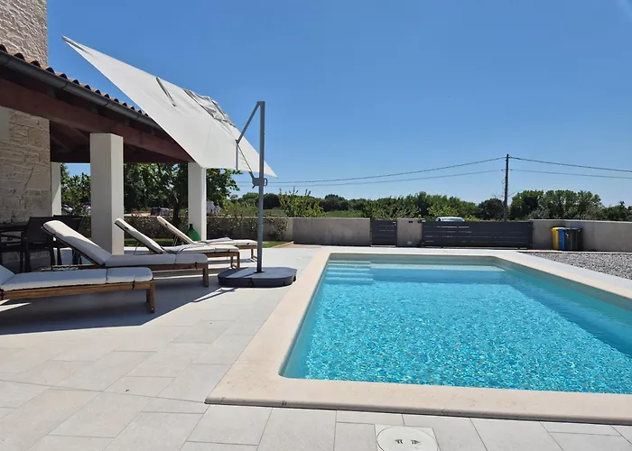 Stone Tonka Пула